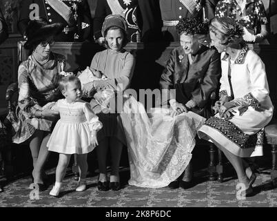 Oslo 197309: Prinz Haakon Magnus Taufe im Schloss 20. September 1973. Auf dem Foto von: Prinzessin Astred Frau Ferner, Prinzessin Märtha Louise, Kronprinzessin Sonja mit dem Taufkind, Prinzessin Margaretha (Tante von Kronprinz Harald) und Königin Fabiola von Belgien. (L.5364 E) Foto: NTB-Archiv / NTB Stockfoto