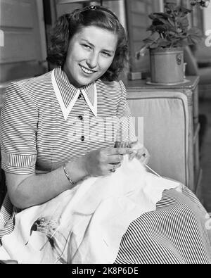 Skaugum, Asker 19490511 Eine lächelnde Prinzessin Astin fotografiert im Sofahaken bei Skaugum. Die Prinzessin sitzt und strickt in einem gestreiften Kleid. Foto: NTB / NTB Stockfoto