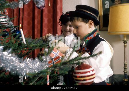 Asker 1981-12: Weihnachtsvorbereitungen bei Skaugum. Die Kronprinzenfamilie bereitet Weihnachten in ihrem Haus am 1981. Dezember vor. Prinzessin Märtha Louise und Prinz Haakon Magnus schmücken den Weihnachtsbaum zusammen. Foto: Bjørn Sigurdsøn / NTB / NTB Stockfoto