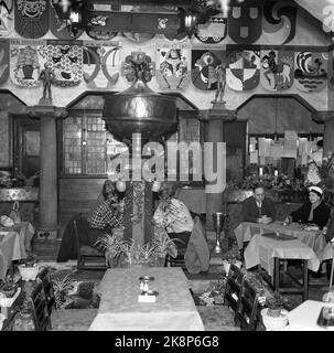 Oslo 19600308 Blom Restaurant, innen mit den vielen Schilden, die bekannten Künstlern als Dekorationen an den Wänden zugewiesen wurden. Foto: NTB / NTB Stockfoto