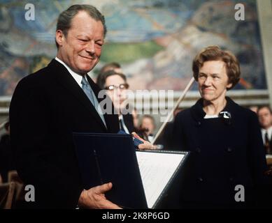 Oslo 19711210 Friedensnobelpreis für 1971 an Willy Brandt. Die Auszeichnung wird von Aase Lionæs, dem Vorsitzenden des norwegischen Nobelkomitees, überreicht. Foto NTB / NTB / Erik Thorberg. Stockfoto