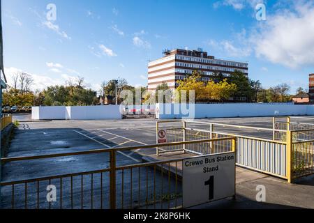 Busbahnhof Crewe mit abgerissenen Busgarage und Delamere House im Hintergrund, Ceshire UK Stockfoto