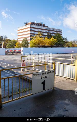 Busbahnhof Crewe mit abgerissenen Busgarage und Delamere House im Hintergrund, Ceshire UK Stockfoto