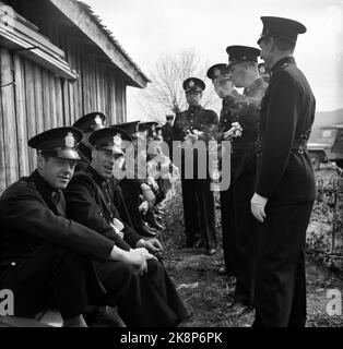 Asker 19530515. Große Volksfeier, als Prinzessin Ragnhild und Reeder Erling Lorentzen in der Asker Kirche heirateten. Das Bild: Polizisten, die in der Asker Kirche im Zusammenhang mit der Prinzessin Hochzeit fotografiert wurden. Genau hier ist es eine Rauchpause. Foto: Sverre A. Børretzen / Aktuell / NTB Stockfoto