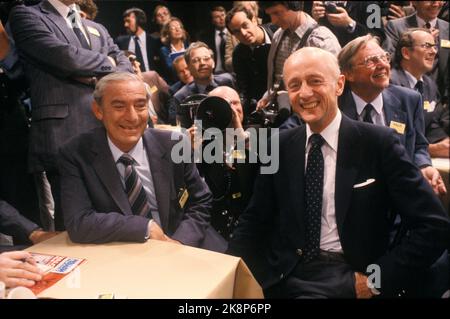 Oslo 19810915 die Parlamentswahlen 1981 weisen auf den neuen Premierminister Kåre Willoch (t.h.) hin, den Vorsitzenden des Parlaments von Høyre. Hier mit Jo Benkow in der Nacht. Foto: NTB / NTB Stockfoto