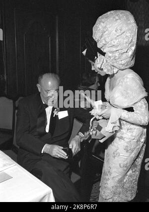 Oslo 19650327 - und danach wurde getanzt. Premiere des Films My Fair Lady im Colosseum-Kino mit anschließender Party in Bristol. .... Lot wurde in Bristol verkauft. Hier Marte Sæther vom Opernballett, in vollem Gange mit Rolf Stenersen, der bereitwillig kaufte. Foto; Sverre A. Børretzen / Aktuell / NTB Stockfoto