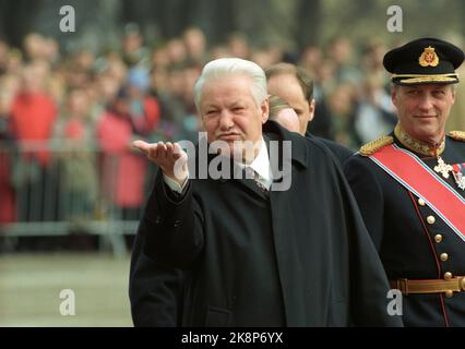 Oslo März 1996. Staatsbesuch des russischen Präsidenten Boris Jeltsin in Norwegen. Er wird auf dem Schlossplatz von König Harald empfangen. „Hurra für Yeltsin“, rief die Kinder der Tonsenhagen-Schule und bekam das breiteste Lächeln des russischen Präsidenten und einen langen Slang-Kuss zurück. Foto; Morten Holm / NTB Stockfoto