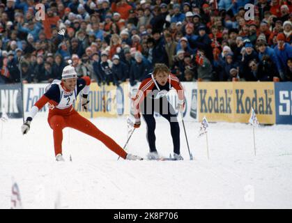 Oslo 19820225 - Bilderserie. Bild 2/5 - WM, 4 x 10 Kilometer Staffel für Männer. (Letzte Stufe, - die Staffelstufe, als Oddvar Brå den Stock brach.) Oddvar Brå (TV) und Alexander Savjalov (UdSSR) gehen gleichermaßen über Ziele. Lange Studien des Zielfotos endeten mit doppeltem Gold, für den Sowjet und Norwegen. NTB-Foto: Erik Thorberg / NTB Stockfoto