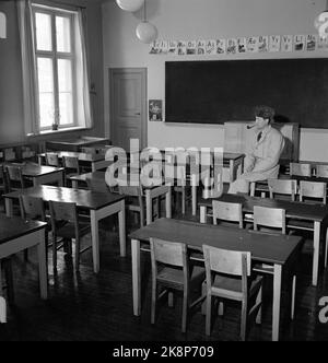 Oslo Februar / März 1954 Lehrerstreik: Die Lehrer in Oslo streiken für höhere Löhne. Der Streik dauerte 33 Tage. Hier ist ein leeres Klassenzimmer am ersten Tag, an dem der Streik eine Tatsache war, am 10. Februar. Nur der Hausmeister ist wieder in der Schule. Leere Schreibtische. Foto: Sverre A. Børretzen Current / NTB Stockfoto