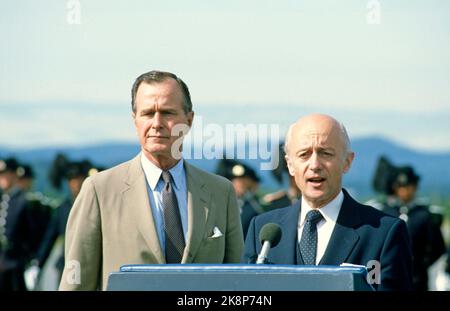 Oslo 19830629. US-Vizepräsident George Bush zu einem offiziellen Besuch in Norwegen. Vizepräsident Bush (TV) und Premierminister Kåre Willoch (H) auf dem Flughafen Oslo Fornebu. Foto: Inge Gjellesvik / NTB Stockfoto