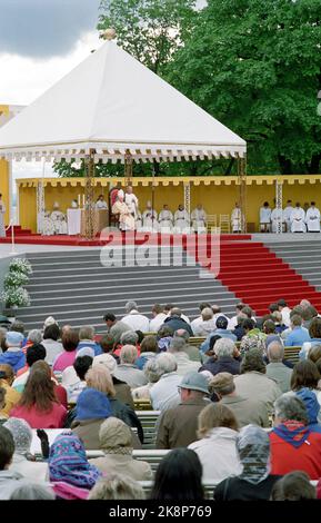 Oslo 19890601. Papst Johannes Paul II. Ist der erste Papst Norwegens in Norwegen. Übersichtsbild von der Freiluftmesse auf der Festung Akershus. Foto: Inge Gjellesvik NTB / NTB Stockfoto