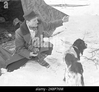 Dovre 1949 'Dovre wird für Feinde freigemacht' die Zentralschule der Heimatgarde in Dombås hat eine Übung für den HV-Kommandanten in Dovre. Das Manöver fand in den Gebieten statt, in denen die deutschen Fallschirmjäger im April 1940 besiegt wurden. Vom letzten 36-stündigen Manöver in den Bergen. Der berühmte schwedische Fotograf Lennart Nilsson mit Kamera vor den Zelten. Foto; Sverre A. Børretzen / Aktuell / NTB Stockfoto
