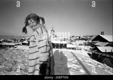 Røros März 1968 Aufnahme des Films über Pippi Langstrumpf aus den Büchern von Mastrid Lindgren. Pippi wird von Inger Nilsson gespielt. Hier ist Pippi mit Blick auf die Stadt Røros. Foto: Aage Storløkken / Aktuell / NTB Stockfoto