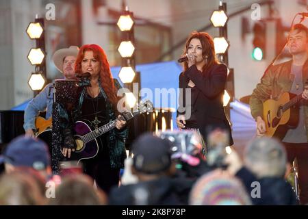 New York, NY, USA. 24. Oktober 2022. Wynonna Judd, Martina McBride auf der Bühne der NBC Today Show Concert Series mit Wynonna Judd, Rockefeller Plaza, New York, NY 24. Oktober 2022. Kredit: Kristin Callahan/Everett Collection/Alamy Live Nachrichten Stockfoto