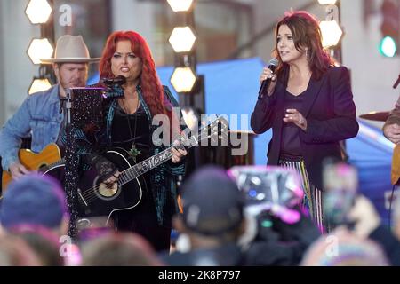 New York, NY, USA. 24. Oktober 2022. Wynonna Judd, Martina McBride auf der Bühne der NBC Today Show Concert Series mit Wynonna Judd, Rockefeller Plaza, New York, NY 24. Oktober 2022. Kredit: Kristin Callahan/Everett Collection/Alamy Live Nachrichten Stockfoto