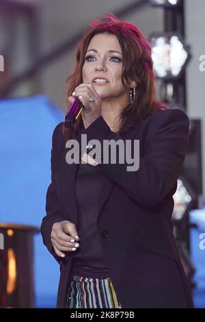 New York, NY, USA. 24. Oktober 2022. Martina McBride auf der Bühne der NBC Today Show Concert Series mit Wynonna Judd, Rockefeller Plaza, New York, NY 24. Oktober 2022. Kredit: Kristin Callahan/Everett Collection/Alamy Live Nachrichten Stockfoto