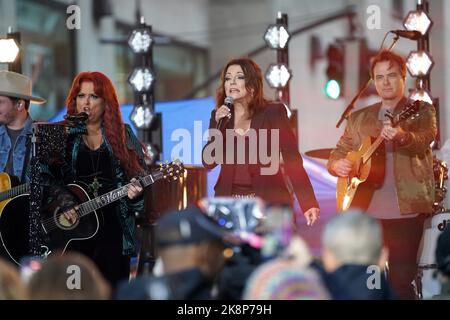 New York, NY, USA. 24. Oktober 2022. Wynonna Judd, Martina McBride auf der Bühne der NBC Today Show Concert Series mit Wynonna Judd, Rockefeller Plaza, New York, NY 24. Oktober 2022. Kredit: Kristin Callahan/Everett Collection/Alamy Live Nachrichten Stockfoto