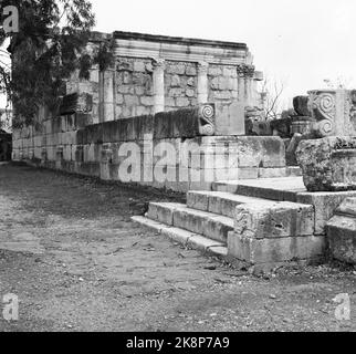 Israel March 1958 "am 14. Mai vor 10 Jahren wurde Israel zu einem unabhängigen Staat erklärt. Innerhalb weniger Stunden war der junge Staat mit seinen arabischen Nachbarn im Kampf um Leben und Tod, überlebte aber. Seitdem hat es mehr oder weniger Waffenstellung gegeben, und in diesen 10 Jahren wird eine neue Gesellschaft von der Erde aufgestampft. Historische Ruinen. Foto; Sverre A. Børretzen / Aktuell / NTB Stockfoto