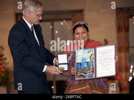 Oslo 19921210: Friedensnobelpreis 1992. Der Friedensnobelpreis 1992 geht an Rigoberta Mendchu (34) aus Guatemala. Die Preisverleihung fand im Rathaus von Oslo statt. Das Bild: Der Vorsitzende des Nobelkomitees, Francis Sejersted, überreicht Rigoberta Mendchu den Friedensnobelpreis für 1992. Foto: Bjørn Sigurdsøn Stockfoto