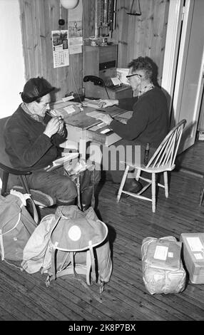 Møsvatn, Telemark 4. Februar 2005. Postbud Erling Skinnarland nutzt Schneemobil bei der Arbeit. Er bezahlte das Schneemobil selbst, NOK 11.000. Hier bei Halvor Hovden, der ein Briefhausleiter ist, der Telefonzentrale-Manager und der mehrmals täglich Wetterberichte an das Metrologic Institute sendet. Foto: Aage Storløkken / Aktuell / NTB Stockfoto