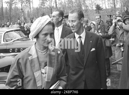 Oslo 19621004. In der Holmenkollenkapelle taufen Prinzessin Estad und Johan Martin Ferner ihre Tochter Cathrine. Hier trifft der Graf und die Gräfin von Flemming von Rosenborg ein. Foto: Ivar Aaserud Current / NTB Stockfoto