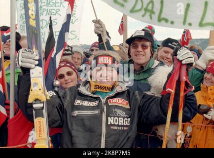 Kvitfjell. Alpine-WM-Finale. Alpint, WM-Ziel. Super g, Frauen. Ingeborg Helen Marken mit ihren Eltern Ingrid und Ivar Marken und Fans aus Eggedal feiern Ingeborgs Sieg im Super G auf Kvitfjell. (NTB-Foto: Lise Åserud) Stockfoto