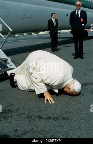 Oslo 19890601. Papst Johannes Paul II. Ist der erste Papst Norwegens in Norwegen. Hier bei der Ankunft in Fornebu, wo der Papst norwegischen Boden küsst. Foto: Gianni Foggia / NTB / AP / NTB / POOL Stockfoto