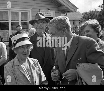 Alvdal August 1963. Die Premiere des Films 'Fresc kick' nach den Büchern von K. Aukrust wurde der Molkerei in Alvdal hinzugefügt. Hier reisten alle Hauptrolle, und die Einheimischen machten ein öffentliches Festival. Die Familie Aukrust war stark vertreten, hier mein 'Bruder' Odd Aukrust, mit seiner Mutter und seinem Vater. Foto: Sverre A. Børretzen / Aktuell / NTB Stockfoto