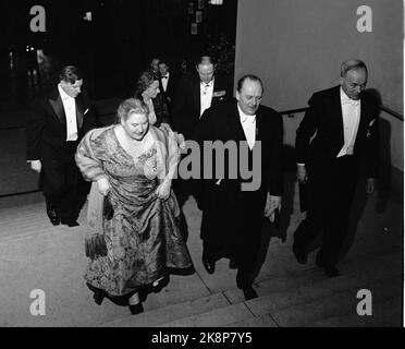 Oslo 19590216: Eröffnung der Norwegischen Oper. König Olav (in der Mitte) wird von der Betriebsleiterin Kirsten Flagstad (TV) und dem Vorstandsvorsitzenden der norwegischen Oper Olav Lid begrüßt. Foto: Børretzen / Aktuell / NTB Stockfoto