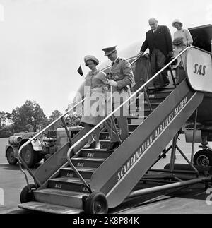 Oslo 19650614 das belgische Königspaar Königin Fabiola und König Baudouin bei einem offiziellen Besuch / Staatsbesuch in Norwegen. Hier kommt das königliche Paar die Treppe bei Fornebu hinunter. Foto: / NTB / NTB Stockfoto