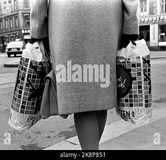 Oslo 19741004. Frau mit einer Plastiktüte in jeder Hand, im Hambros Space in Oslo. Die Taschen stammen aus dem Lebensmittelgeschäft Oluf Lorentzen. Die Regierung verabschiedete im Januar eine Umweltsteuer von 25 Cent auf Plastiktüten, aber das Storting hob die Gebühr später im Jahr auf. Foto NTB / NTB Stockfoto