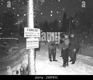 Grenze Jakobselv, Finmark Dezember 1962. Verteidigungsminister Gudmund Harlem soll an die Grenze zu Jakobselv mit Weihnachtsgeschenken für die Männer gehen, die über die Grenze zur Sowjetunion sprechen. Die Reise dauerte 5 Tage und wurde zu einer harten Reise mit Flugzeug, Auto, Boot und Pulk. Hier sind Grenzkommissar Magnus, Verteidigungsminister Harlem (Mitte) und Oberstleutnant Huifeldt an einem der belebtesten Grenzübergänge in Boris Gleb. Schilder sind geschrieben: Gefährliche Sprengungen im Gange, Zugang verboten. Grenzbereich. Foto: Ivar Aaserud Current / NTB Stockfoto