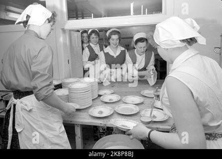 Eidsbugaren 19610401 'Jetzt können sie kommen!' Das Eidsbugaren Høyfjellshotell verfügt über 92 Betten und weitere 43 Betten in der Touristenkabine, die das Hotel zusammen mit dem Norwegischen Tourismusverband betreibt. Das Osterhotel ist bereit, dem großen Eindruck der Skifahrer gerecht zu werden. Das Hotel hat ein unvergleichliches Personal mit mehrjährigen Mädchen zwischen 16 und 18 Jahren, die sogar ihre Altersgenossen unter weiblichen Gästen bezaubern. Hier sind sie bereit, den Gästen Suppe zu servieren. Foto: Sverre A. Børretzen / Aktuell / NTB Stockfoto