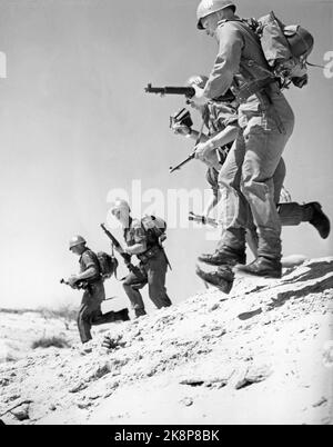 Ägypten 195702. Von 1957 bis 1967 wurden UN-Truppen auf dem Sinai eingesetzt, nachdem Israel den Sinai besetzt hatte (die Besatzung dauerte bis 1957). --- UN-Soldaten auf der Sinai-Halbinsel im Jahr 1957- un-Einsatztruppe auf der sinai-Halbinsel. Internationale UN-Truppen folgten dem israelischen Rückzug, und UN-Truppen wurden in der Sinai-Wüste eingesetzt, oft in der Nähe israelischer Stellungen. Das Bild: Norwegische Soldaten in einer Infanteriegesellschaft, die mit den UN-Truppen in Ägypten verbunden ist, während sie einen Bergrücken stürmen, in Verbindung mit realistischen Übungen in der Sinai-Wüste. Foto: Sverre A. Børretzen / Aktuell / NTB Stockfoto