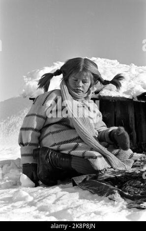 Røros März 1968 Aufnahme des Films über Pippi Langstrumpf aus den Büchern von Mastrid Lindgren. Pippi wird von Inger Nilsson gespielt. Hier macht sie während der Aufnahme eine Pause. Foto: Aage Storløkken / Aktuell / NTB Stockfoto