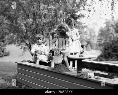 Skaugum Juni 1937. Prinzessin Ragnhild (Th) und Prinzessin Arid spielen im Garten von Skaugum zusammen mit einem unbekannten Jungen. Die drei zusammen in einem Sandkasten. Foto: NTB / NTB Stockfoto