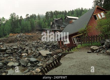 Dreizehn. Flutkatastrophe in Ostnorwegen. Aufgrund von Schneeschmelze und Regen ist Ostnorwegen von Überschwemmungen und Überschwemmungen betroffen. Das Ergebnis ist eine enorme Zerstörung von Kulturflächen und Gebäuden. Das Bild: Große Zerstörung in Tretten in Gudbrandsdalen, nachdem der Seitenfluss Moksa ein neues Rennen durch das Zentrum gefunden hat. - - Das Bild ist ca. 47 MB groß ​​- - Foto: Morten Hval Stockfoto