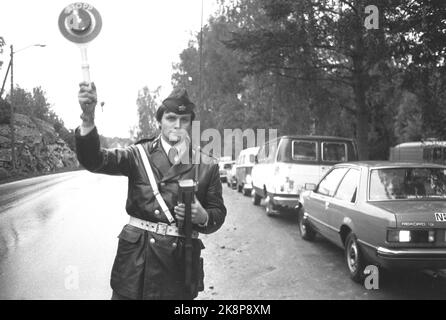 Svinesund 19780924. Große Kontrolle an der Grenze. Die Grenze zwischen Schweden und Norwegen wurde praktisch hermetisch geschlossen, als die norwegischen und schwedischen Tollvensen alle verfügbaren Truppen in Südnorwegen einsetzten. Lange Warteschlangen an Svinesund E-6. Hier Zoll Steinar Bjerke in Aktion. Foto: Bjørn Sigurdsøn NTB / NTB Stockfoto