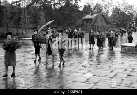 WW2 Oslo 19440521 deutsche Frauen in Oslo haben Blumen auf dem Kriegsfriedhof von Ekeberg gepflanzt. Foto: NTB *** das Foto wurde nicht verarbeitet ***** Stockfoto