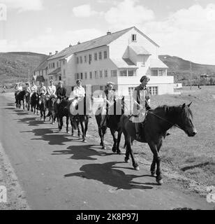 Hardangervidda 19560728 der Tourismusverband organisiert eine Reittour auf Hardangervidda für norwegische und englische Touristen, die noch nie zuvor auf einem Pferd gesessen haben. Foto; Aage Storløkken / Aktuell / NTB Stockfoto