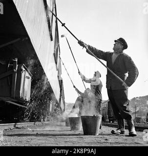 Oslo 19600106: 1960 hatte NSB 3212 Betten in ihren Schlafwagen, und sie wurden immer beliebter. Jeden Tag zog eine Armee von Reinigungskräften in das NSB-Gebiet in Lodalen, um die Bettwäsche zu waschen, zu reinigen und zu wechseln. Die Waggons werden auch außen gewaschen, hier ein Nachtzug aus Trondheim, der tagsüber fertig sein wird. Foto: Ivar Aaserud / Aktuell / NTB Stockfoto