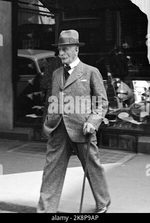 Oslo 19360812 Autor Knut Hamsun spaziert in Oslo. Hier am Karl Johans Tor in Hallén. Hamsun mit Hut und Stock. Foto: NTB / NTB Stockfoto