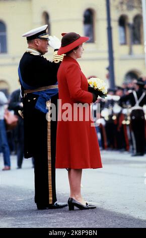 Oslo 19810505. Königin Elizabeth in Norwegen bei einem Staatsbesuch mit ihrem Mann Prinz Philip. Die Königin inspiziert den Ehrengarde mit König Olav nach der Ankunft in Honnørbrygga. Rotes Fell, rot und schwarz, schwarze Tasche und Schuhe, Blumenstrauß. Foto: Erik Thorberg NTB / NTB Stockfoto