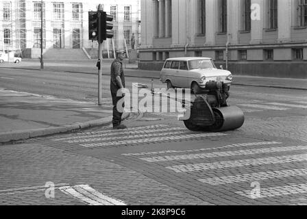 Oslo 28. Juni 1969. Karl Johansgate an einem heißen Sommertag in Oslo. Hier ist ein Arbeiter, der frischen Asphalt an der Ecke Karl Johansgate / Universitetsgaten rollt. Brosten, Kopfsteinpflaster. Foto: Per Ervik / Current / NTB Stockfoto
