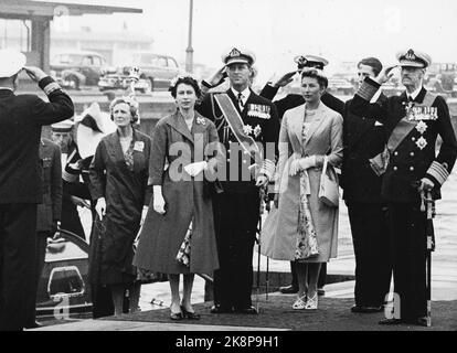 Oslo 19550624. Königin Elisabeth II. Bei einem Staatsbesuch in Norwegen mit ihrem Mann Prinz Philip. König Haakon, Kronprinz Olav, Prinzessin Aastd und Prinz Harald begrüßten Königin Elizabeth und Prinz Philip, als sie in Honnørbryggen ankamen. Hier sehen wir f.v. Königin Elizabeth, Prinz Philip, Prinzessin AAstin und König Haakon. Handschuhe. Foto: NTB Archive / NTB Stockfoto