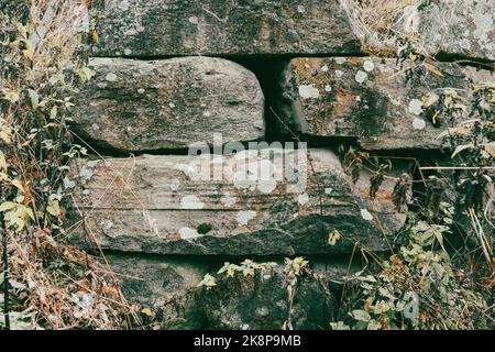 Steinfundament der verlassenen Scheune im Herbst Stockfoto