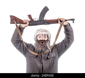 Der bärtige Mann steigen Kalaschnikow auf einem weißen Hintergrund. Emotionale Krieger schreiend mit automatischen Waffe. Stockfoto