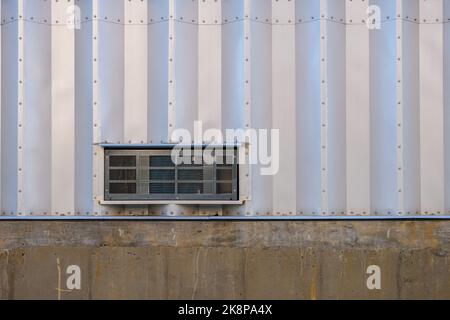 Glänzender neuer Luftaustausch im Neubau mit großer Ausdehnung aus Aluminium. Stockfoto