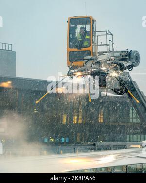 HELSINKI, FINNLAND, FEBRUAR 15 2022, Ein Enteisungsgerät (Anti-Icing) für Flugzeuge mit moderner Enteisungstechnologie und Hydraulikanlage Stockfoto