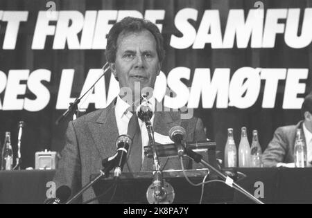 Oslo 19860418. Nationalversammlung der rechten Seite 1986. Der scheidende Vorsitzende des rechten Flügels Erling Norvik auf der Kanzel während der nationalen Sitzung von Høyre. Ernst, Mikrofone. Foto: Bjørn Sigurdsøn NTB / NTB Stockfoto